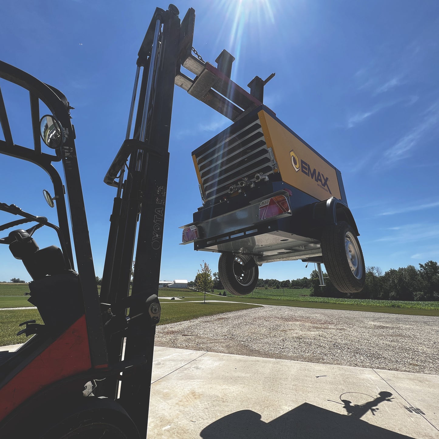 EMAX Stationary/Trailer Mounted Diesel Kubota Driven 185 CFM 45 HP Rotary Screw Air Compressor - EDS185ST, EDS185TR